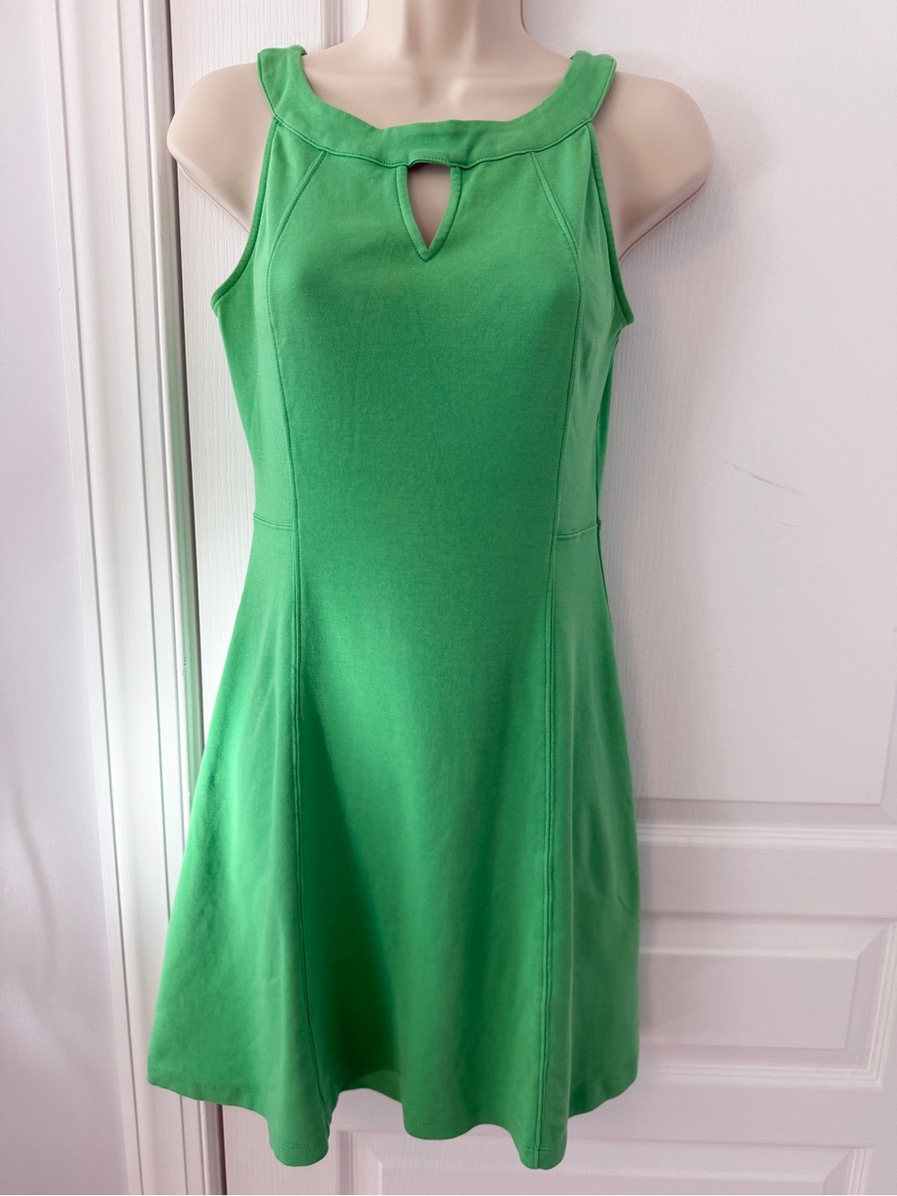 NY&Co Bright Green Fit & Flare Dress Size Small Sleeveless Keyhole A-Line